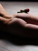 * GIGOLO VOOR DE MAN . . . *