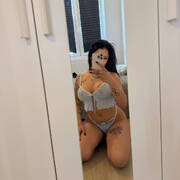 Melly Hot