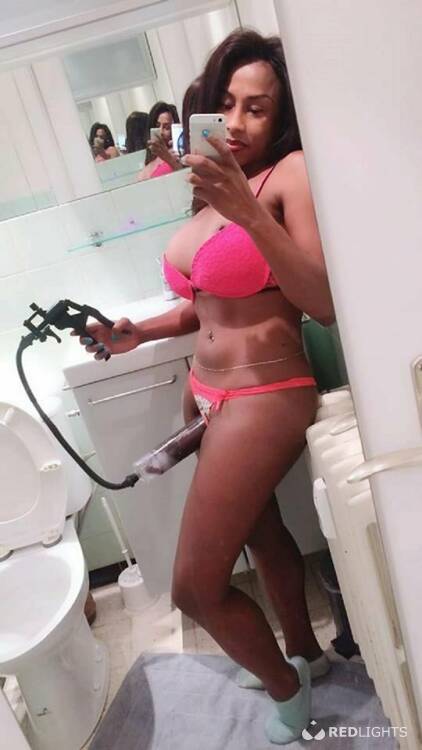 Thuisontvangst Aaliyah Shemale